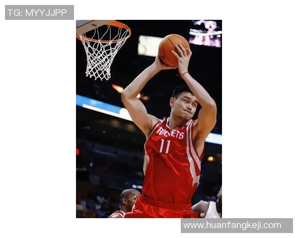 姚明手握篮球展现巨星风采引领中国篮球新篇章 姚明手握篮球展现巨星风采引领中国篮球新篇章