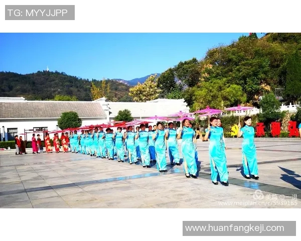 姚明挥毫泼墨绘扇子展现中国传统艺术与现代体育的完美结合