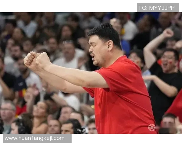 姚明跨界挑战棒球传球技巧展现运动员的多才多艺与热爱 姚明跨界挑战棒球传球技巧展现运动员的多才多艺与热爱